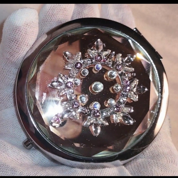 Reflective Crystal Mirror Compact - Picture 2 of 12